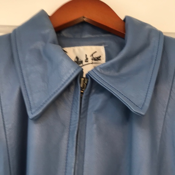 Women’s light to medium blue leather jacket. - Picture 3 of 10